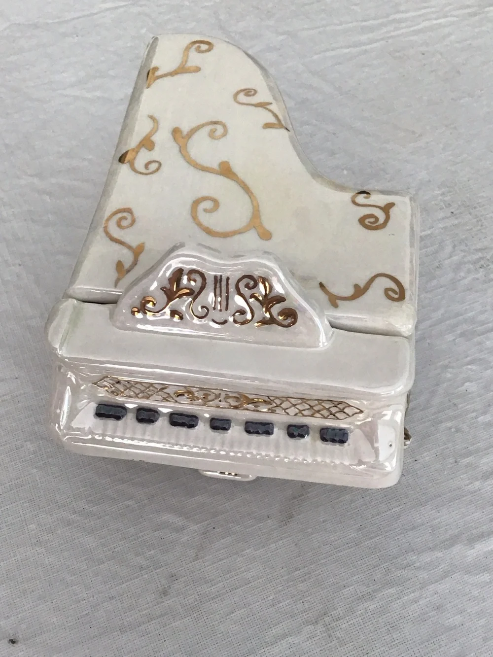 Ceramic White & Gold Grand Piano Jewelry Box.  #252